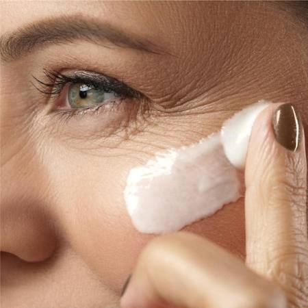 Application de la crème visage Aurodhea - contour des yeux