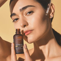 ULTRA OIL™ Lolûm – femme tenant le flacon compte-gouttes d'huile repulpante et hydratante