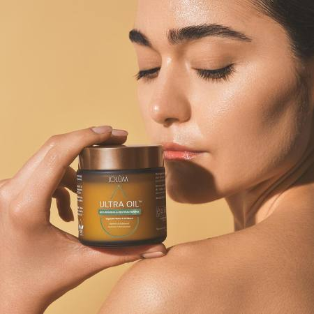 ULTRA OIL™ Lolûm – femme tenant le pot de beurre nourrissant et restructurant