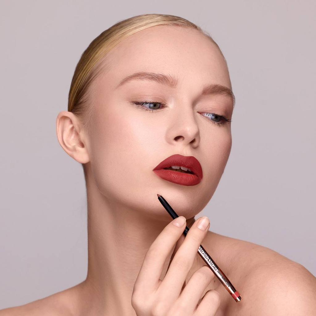 Application Extra-LipStay – modèle tenant le crayon MoniAmori Milano