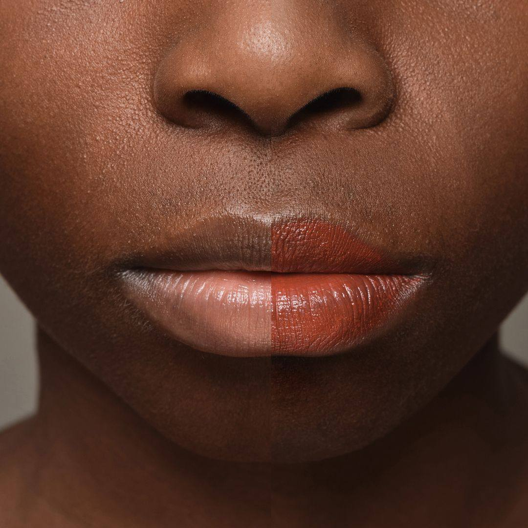 Gros plan lèvres – Supreme Lip Treatment porté sur carnation foncée MoniAmori