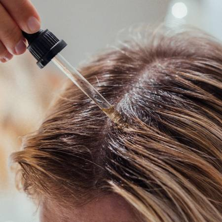 Application des ampoules anti-chute sur le cuir chevelu