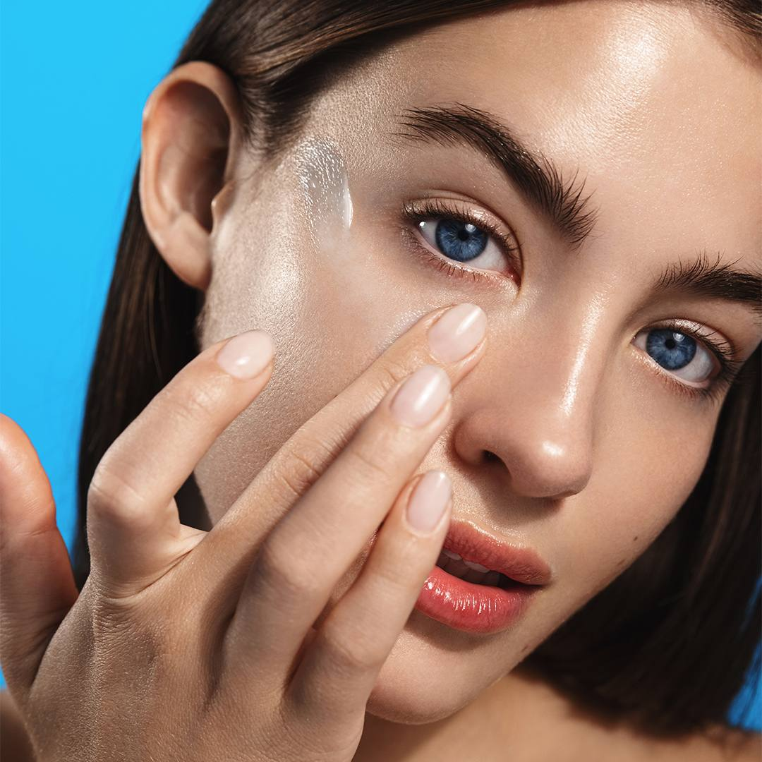 Application du gel purifiant sur le visage - résultat peau nette